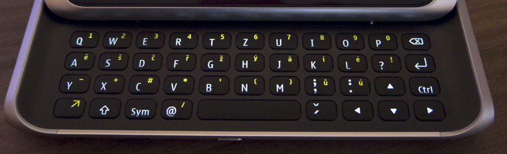Nokia E7 klávesnice